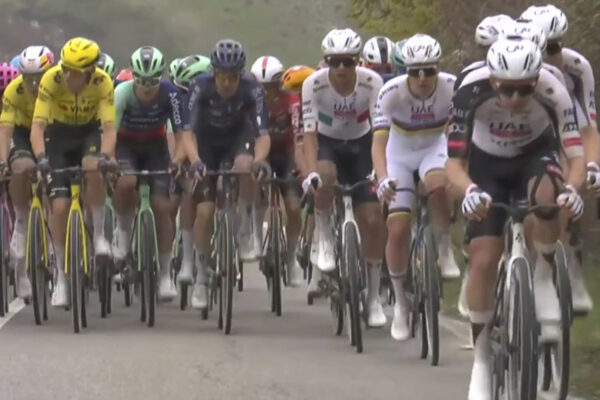 Strade Bianche 2026: Do cieľa zostáva 100 km, náskok úniku výrazne klesol