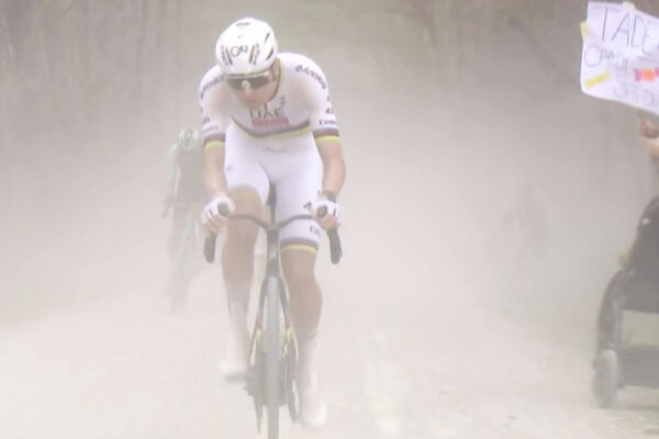 Strade Bianche 2026: Tadej Pogačar zaútočil 80 km pred cieľom v sektore Monte Sante Marie