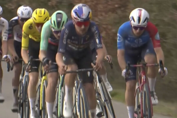 Strade Bianche 2026: Tadej Pogačar ide 30 km pred cieľom stále sólo, prenasledovatelia sa po útokoch rozdelili