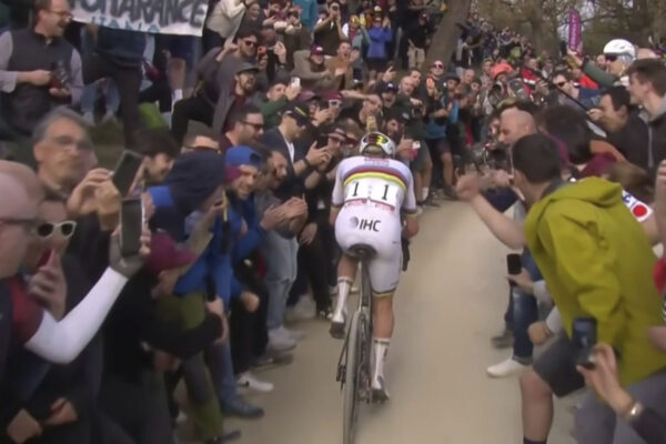 Strade Bianche 2026: Tadej Pogačar si ide po historické víťazstvo, 10 km pred cieľom má stále veľký náskok