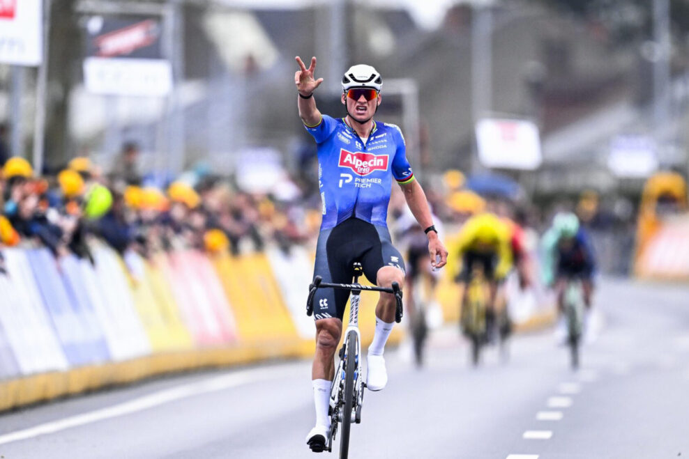 Obrovsk&aacute; dr&aacute;ma v z&aacute;vere E3 Saxo Classic. Mathieu van der Poel ust&aacute;l tlak prenasledovateľov a zavŕ&scaron;il hetrik po 42-kilometrovom s&oacute;le