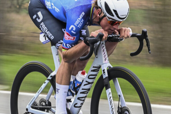 Mathieu van der Poel vyhral E3 Saxo na zatiaľ nepredstavenom modeli Canyon Endurace CFR