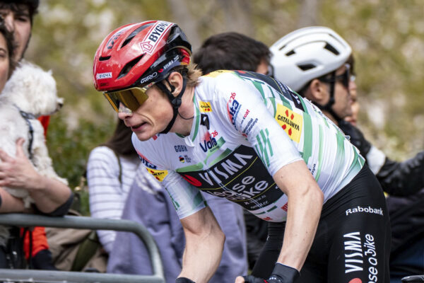 Jonas Vingegaard sa stal celkovým víťazom Okolo Katalánska, Brady Gilmore prekvapil výhrou v záverečnej etape