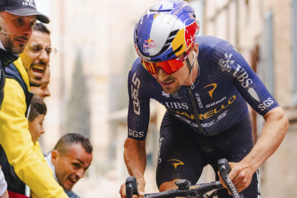 „Ak nie ste Tadej, môže to byť veľmi dobrá taktika.“ Tom Pidcock hovorí o zablokovaní cesty na Cipresse pred štartom na Miláno-San Remo