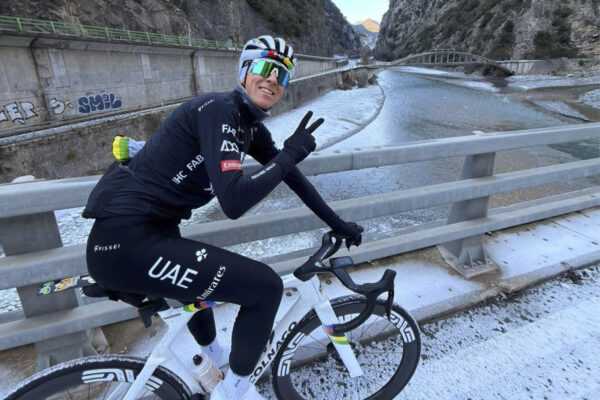 Tadej Pogačar jazdí na tréningoch v špeciálnych dresoch, aby ho fanúšikovia nespoznali