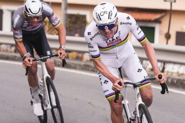 Tadej Pogačar môže rozhodnúť Miláno-San Remo už na Cipresse, hovorí športový riaditeľ UAE