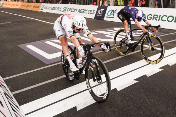 Tadej Pogačar vyhral Miláno-San Remo s prasknutým rámom. O poškodení bicykla nevedel
