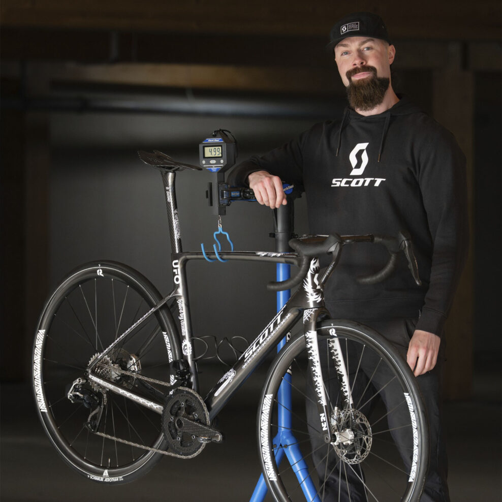 Pod 5 kilogramov bez kompromisov? Dangerholm postavil extr&eacute;mne ľahk&yacute; Scott Addict RC, v&aacute;ži len 4,9 kg
