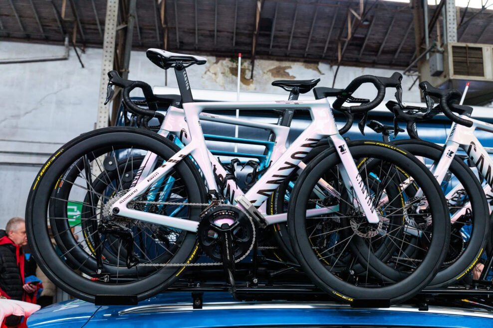 Mathieu van der Poel mal prototyp nových kolies Shimano Dura-Ace pri víťazstve na Omloop Het Nieuwsblad