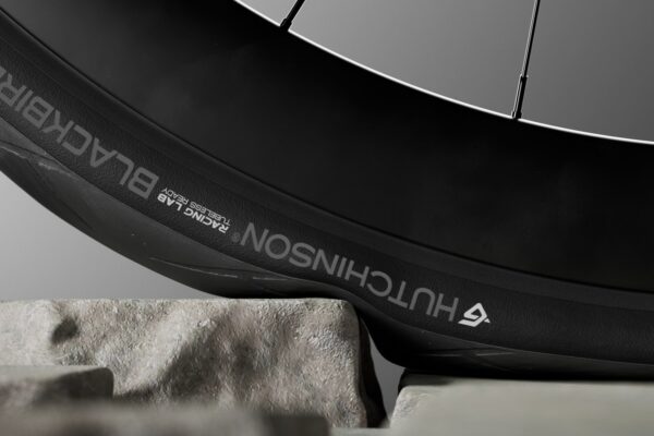 Na cestný bicykel potrebujete plášte so šírkou aspoň 32 mm, tvrdia nezávislé testy značky Hutchinson