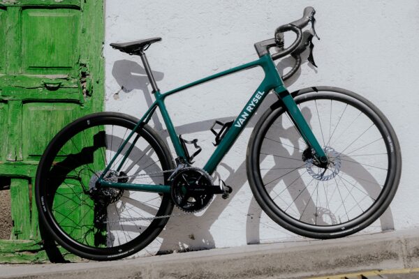 Nový karbónový cestný bicykel Van Rysel EDR CF sľubuje komfort a všestrannosť za dostupnú cenu