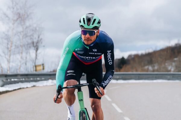 Olympijský víťaz v biatlone mení smer. Émilien Jacquelin vstupuje do profesionálnej cyklistiky v drese Decathlonu