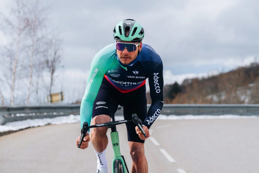 Olympijský víťaz v biatlone mení smer. Émilien Jacquelin vstupuje do profesionálnej cyklistiky v drese Decathlonu