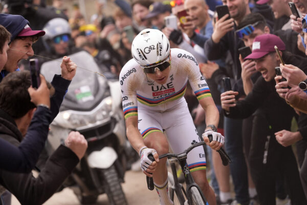 Dve hodiny s priemerným výkonom 380 wattov. Šialené čísla Tadeja Pogačara na Strade Bianche 2026