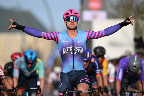 Matthias Schwarzbacher dnes odštartuje na Ronde Van Brugge, najväčšími favoritmi sú Jasper Philipsen a Dylan Groenewegen