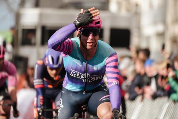 Dylan Groenewegen vyhral už tretie preteky po sebe, v šprinte na Ronde Van Brugge porazil Jaspera Philipsena