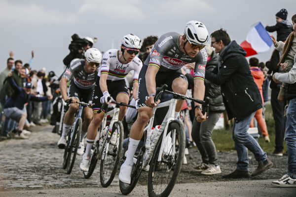 Paríž-Roubaix 2026: kompletná štartová listina a najväčší favoriti