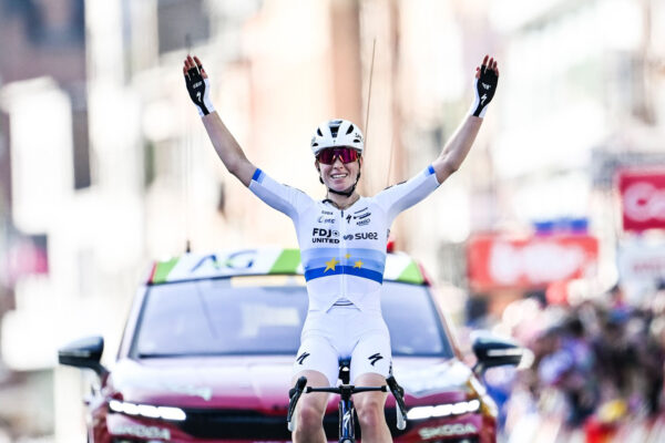 Demi Vollering zavŕšila hetrik na Liège-Bastogne-Liège po dominantnom 35-kilometrovom sóle