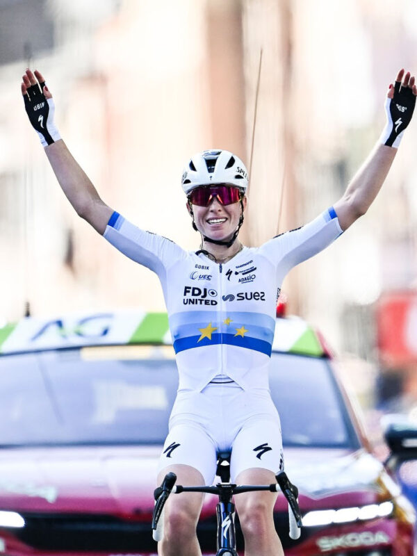 Demi Vollering zavŕšila hetrik na Liège-Bastogne-Liège po dominantnom 35-kilometrovom sóle