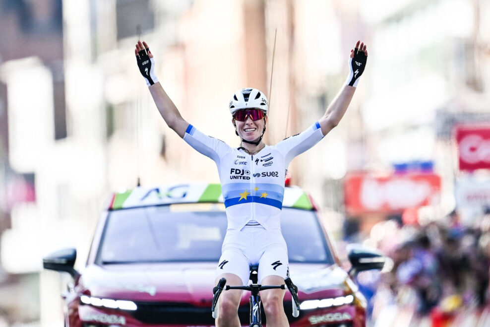 Demi Vollering zavŕšila hetrik na Liège-Bastogne-Liège po dominantnom 35-kilometrovom sóle