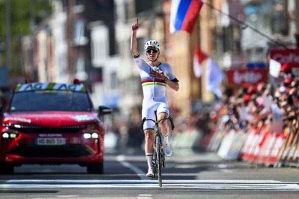 Tadej Pogačar porazil Paula Seixasa a stal sa víťazom historicky najrýchlejšieho Liège-Bastogne-Liège
