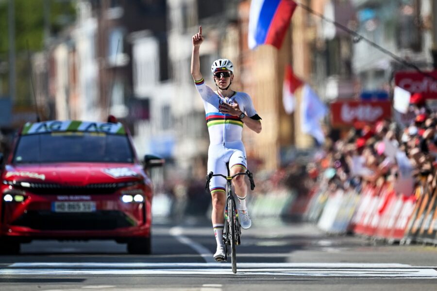Tadej Pogačar porazil Paula Seixasa a stal sa víťazom historicky najrýchlejšieho Liège-Bastogne-Liège