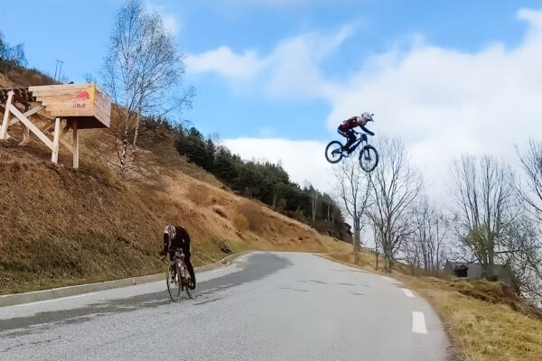  VIDEO | Tom Pidcock vs. Loic Bruni: zjazdársky súboj cestného bicykla proti zjazdovému