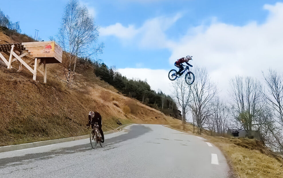  VIDEO | Tom Pidcock vs. Loic Bruni: zjazd&aacute;rsky s&uacute;boj cestn&eacute;ho bicykla proti zjazdov&eacute;mu