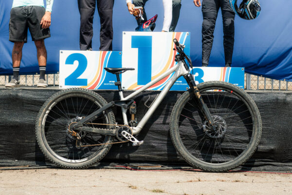Neko Mulally vyhral zjazd na Sea Otter Classic s 32-palcovým predným kolesom. Je to budúcnosť trailových bicyklov?