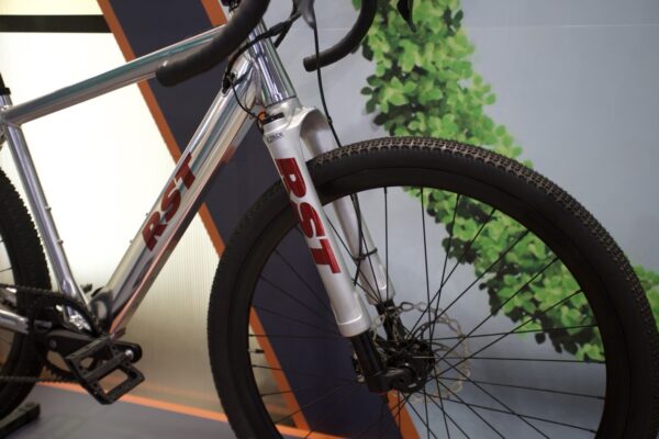 RST ukázalo gravelovú upside-down vidlicu s elektronickým tlmením a nový 32-palcový model pre XC