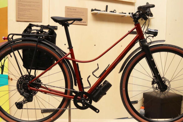 Má nízky nástup, nosič a rovné riadidlá. Mali by takto vyzerať všetky gravelové bicykle?