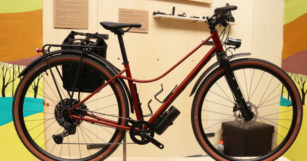 M&aacute; n&iacute;zky n&aacute;stup, nosič a rovn&eacute; riadidl&aacute;. Mali by takto vyzerať v&scaron;etky gravelov&eacute; bicykle?