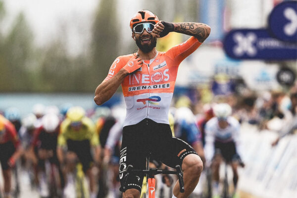 Van Aert prišiel o víťazstvo pár metrov pred cieľom. Filippo Ganna vyhral Dwars door Vlaanderen, Kubiš skončil jedenásty