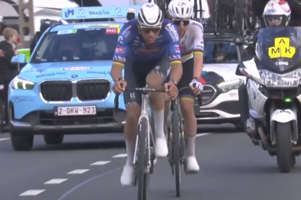 Okolo Flámska 2026: Tadej Pogačar a Mathieu van der Poel pokračujú vo vedení, Evenepoel zaostáva o pol minúty