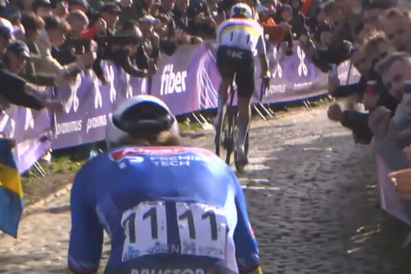 Okolo Flámska 2026: Tadej Pogačar sa zbavil Mathieu van der Poela útokom na Kwaremonte 18 km pred cieľom