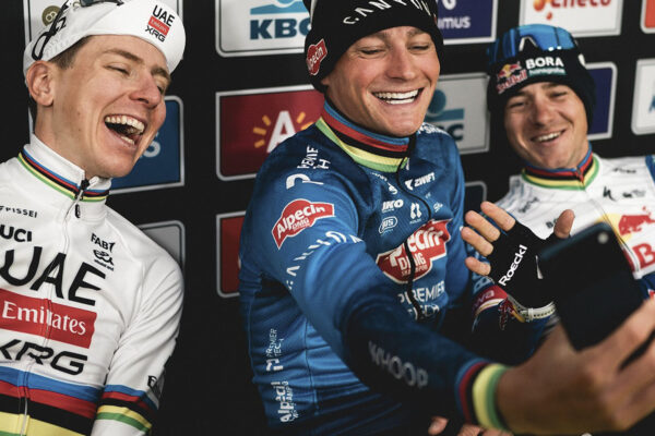  VIDEO | Prečo si Tadej Pogačar a Mathieu van der Poel uťahovali z Remca Evenepoela po pretekoch Okolo Flámska?