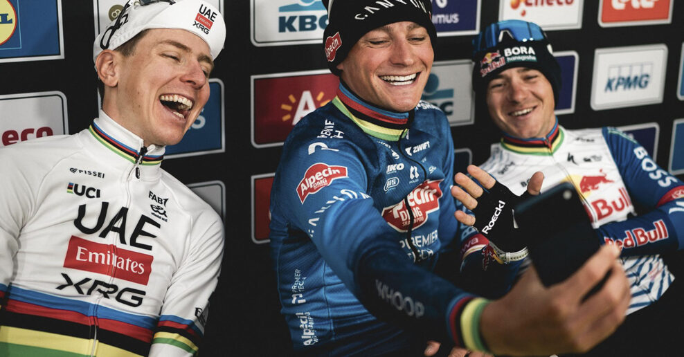  VIDEO | Prečo si Tadej Pogačar a Mathieu van der Poel uťahovali z Remca Evenepoela po pretekoch Okolo Flámska?