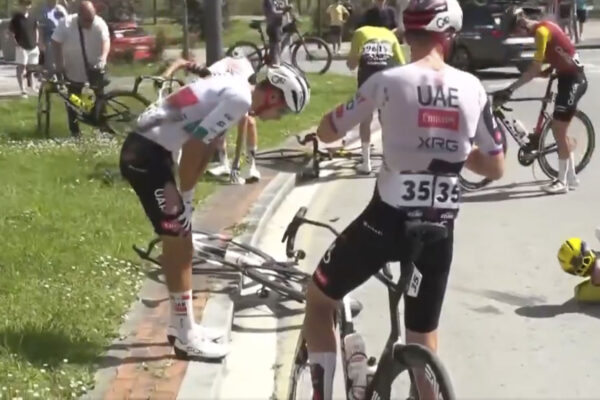 Isaac del Toro spadol a má natrhnutý sval na stehne, na Okolo Baskicka skončil