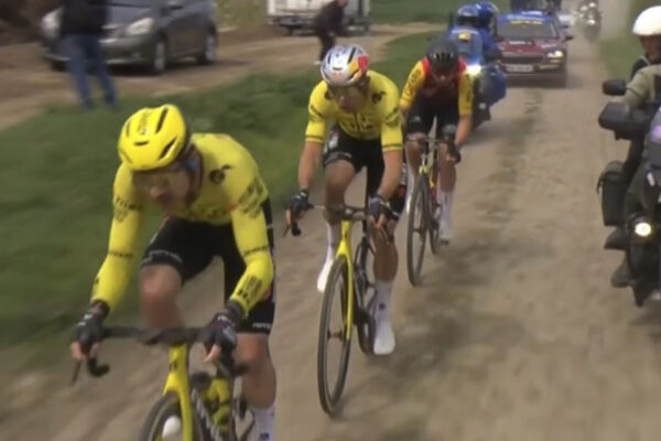 Paríž-Roubaix 2026: Wout van Aert dostal defekt, musel zastaviť a vymeniť bicykel