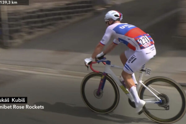 Paríž-Roubaix 2026: Lukáš Kubiš dostal defekt a je v skupine so stratou pol minúty na pelotón