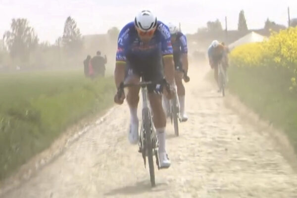 Paríž-Roubaix 2026: Mathieu van der Poel zaútočil viac ako 100 km pred cieľom, Pogačar stále zaostáva