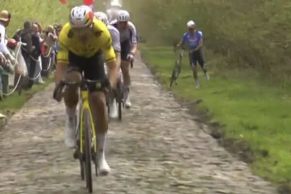 Paríž-Roubaix 2026: Tadej Pogačar dobehol vedúcu skupinu, Mathieu van der Poel dostal dva defekty v Arenbergu