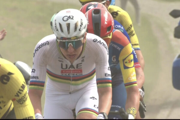 Paríž-Roubaix 2026: Tadej Pogačar, Wout van Aert aj Mads Pedersen sú v elitnej vedúcej skupine, Van der Poel pomaly sťahuje stratu