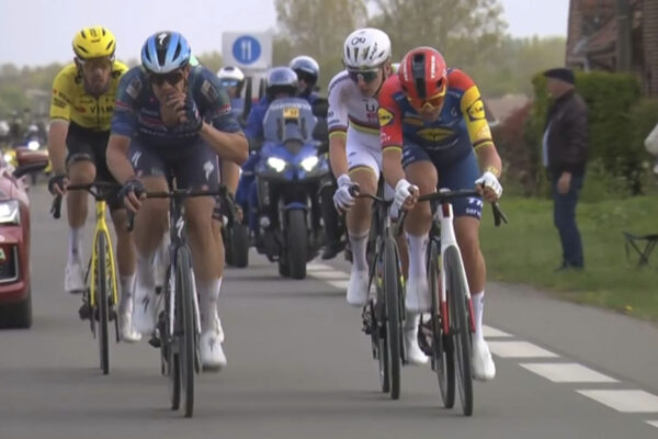 Paríž-Roubaix 2026: Pogačar aj Van Aert dostali defekt, Van der Poelovi nikto nepomáha
