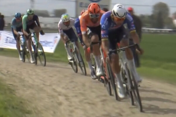 Paríž-Roubaix 2026: Wout van Aert sa po defekte vrátil do vedúcej skupiny, Van der Poel stráca necelú minútu