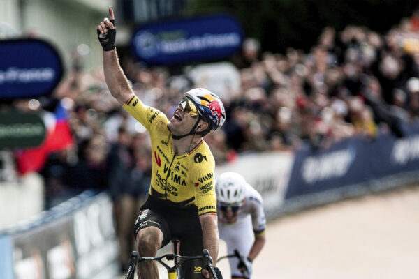 Wout van Aert venoval víťazstvo na Paríž-Roubaix kamarátovi, ktorému sa tieto preteky stali osudnými