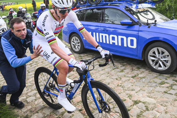 Tadeja Pogačara zachránil na Paríž-Roubaix neutrálny servis Shimano. Kto však vyrába tieto modré bicykle?