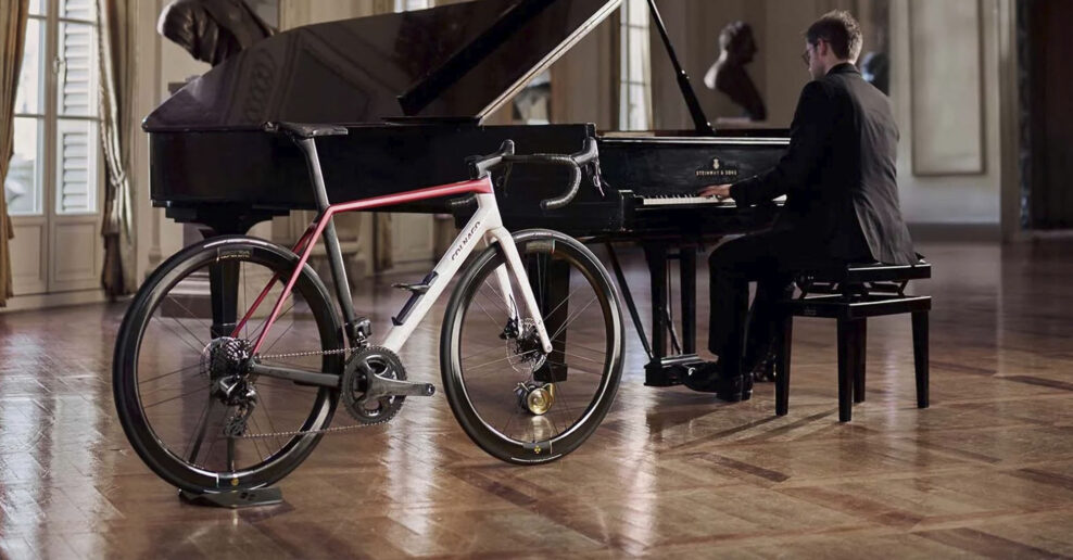 Luxusn&aacute; verzia La Scala stoj&iacute; &scaron;ialen&yacute;ch 22-tis&iacute;c eur. Colnago predstavilo nov&yacute; model C72 ako poctu esencii značky