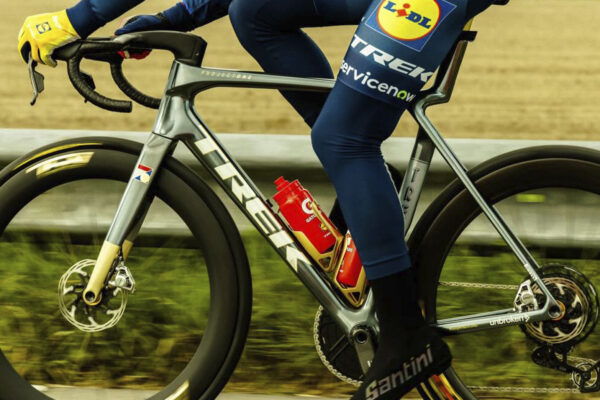 FOTO ‎| Mads Pedersen dostal na jarné klasiky špeciálnu edíciu bicykla Trek Madone
