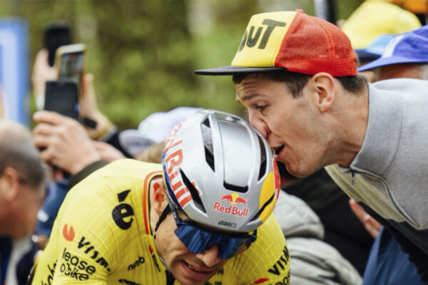 Fanúšik z virálnej fotografie Wouta van Aerta vysvetlil, čo sa skutočne stalo na Kemmelbergu